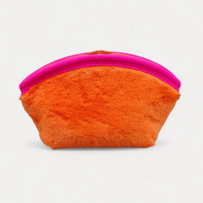 kleiner Projektbeutel in flauschigem Orange, eingefasst mit pinken Filz , Reissverschluss in orange, innen Filz in Beere