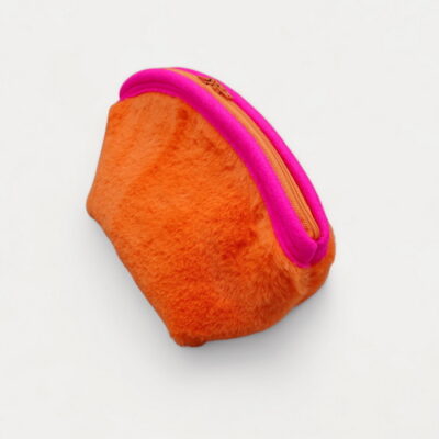 kleiner Projektbeutel in flauschigem Orange, eingefasst mit pinken Filz , Reissverschluss in orange, innen Filz in Magenta