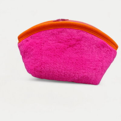 kleiner Projektbeutel in flauschigem Pink , eingefasst mit orangen Filz , Reissverschluss in pink , innen Filz in Orange