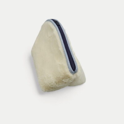 kleiner Projektbeutel in flauschigem Creme, eingefasst mit helblauen Schrägband , Reissverschluss in marine, innen Filz in Kornblau