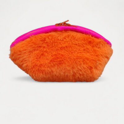 Zubehörbeutel in flauschigem Orange, eingefasst mit pinken Filz, Reissverschluss in neon, innen Filz in Magenta