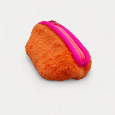 Zubehörbeutel in flauschigem Orange, eingefasst mit pinken Filz, Reissverschluss in neon, innen Filz in orange