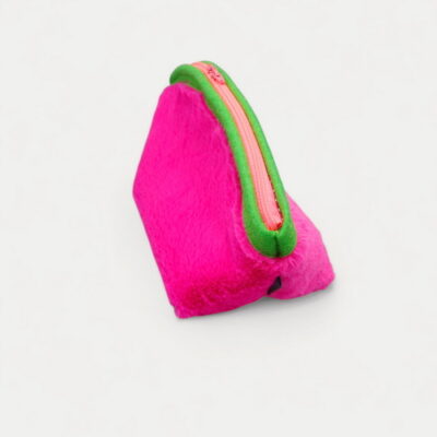 kleiner Projektbeutel in flauschigem Pink , eingefasst mit greenbox Filz , Reissverschluss in neon , innen Filz in giftgrün