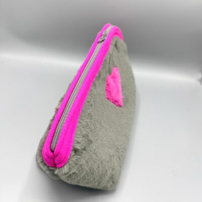 großer Projektbeutel in flauschigem Schlamm, eingefasst mit pinken Filz , Reissverschluss in anthrazit, innen Filz in Pink .... mit pinken Flauschherz