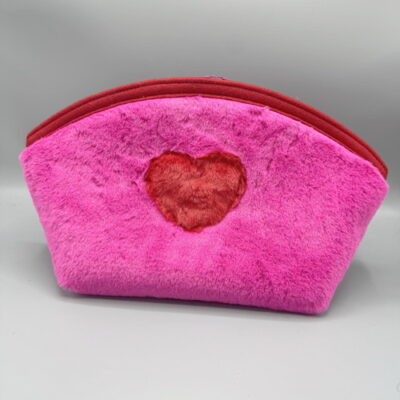 großer Projektbeutel in flauschigem Pink, eingefasst mit rotem Filz , Reissverschluss in Pink, innen Filz in Rot .... mit roten Flauschherz