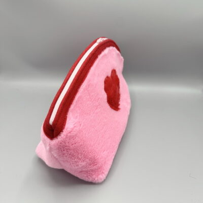 großer Projektbeutel in flauschigem Rosa, eingefasst mit rotem Filz , Reissverschluss in Rosa, innen Filz in Rosa .... mit roten Flauschherz