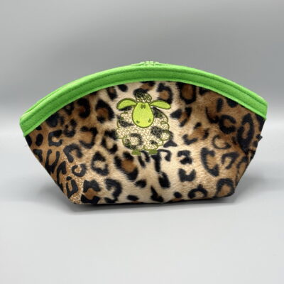 kleiner Projektbeutel in flauschigem LEO und bestickt  (innen Grün)