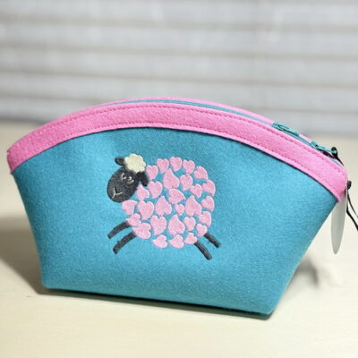 kleiner Projektbeutel TÜRKIS , bestickt mit Text und Herzerlschaf