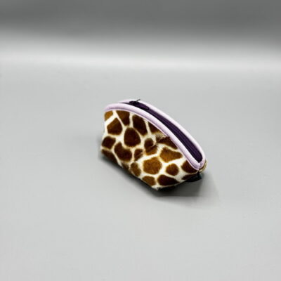 Zubehörbeutel mit Giraffe | innen Magenta
